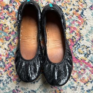 Used pair of black glossy Tieks! VGUC. Lots of life left in them.